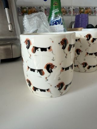 Tazze in ceramica con salsicce