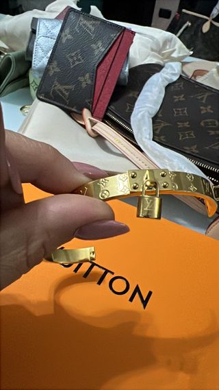 Bracciale Louis Vuitton dorato con lucchetto