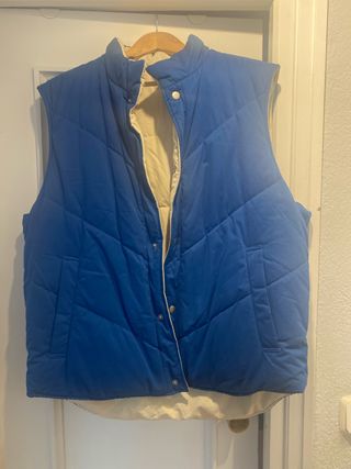 Chaleco reversible azul y beige