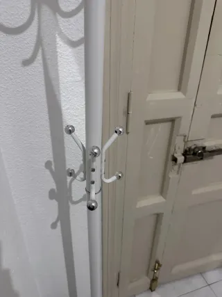 Perchero de pie metálico blanco