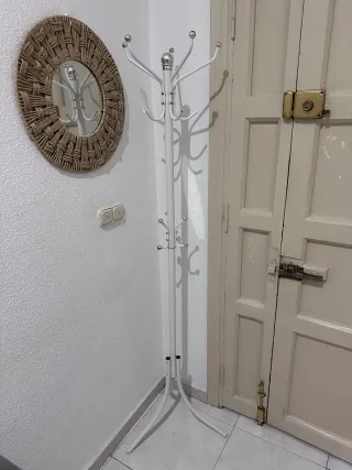 Perchero de pie metálico blanco