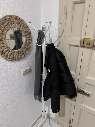 Perchero de pie metálico blanco