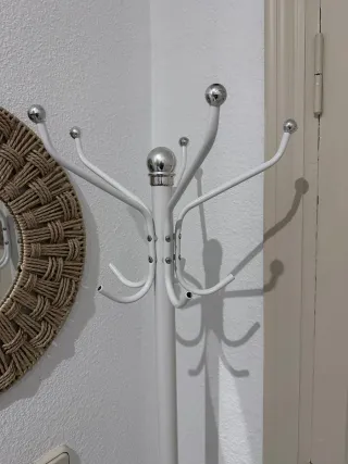 Perchero de pie metálico blanco