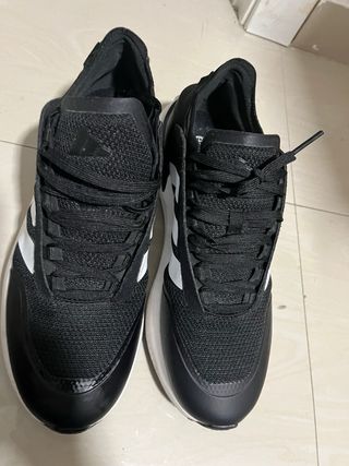 Zapatillas Adidas Negras y Blancas