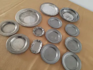 Set di 13 piatti vintage in metallo diversi