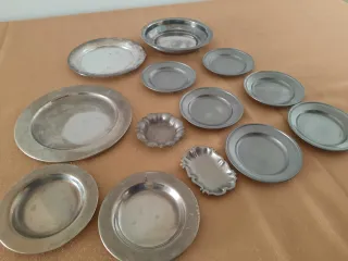Set di 13 piatti vintage in metallo diversi