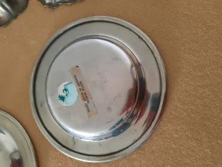 Set di 13 piatti vintage in metallo diversi