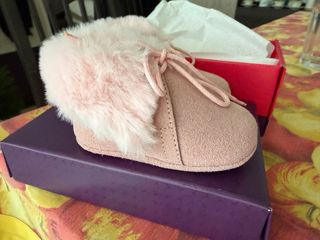 Botitas de bebé rosas con pelo Lola Palacios