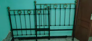 Cama antigua de hierro