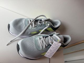 Zapatillas Adidas grises y amarillas