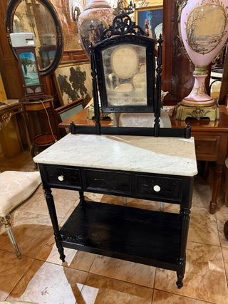 Tocador antiguo con espejo y mármol