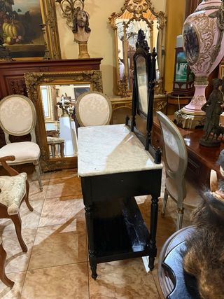 Tocador antiguo con espejo y mármol