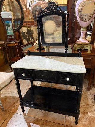 Tocador antiguo con espejo y mármol