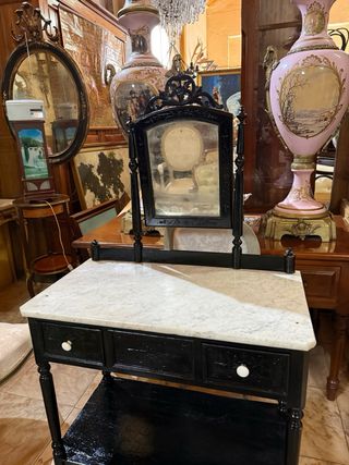 Tocador antiguo con espejo y mármol