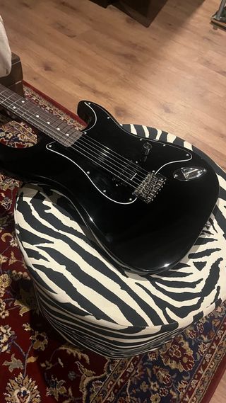 Stratocaster Negra Estilo Tom DeLonge.