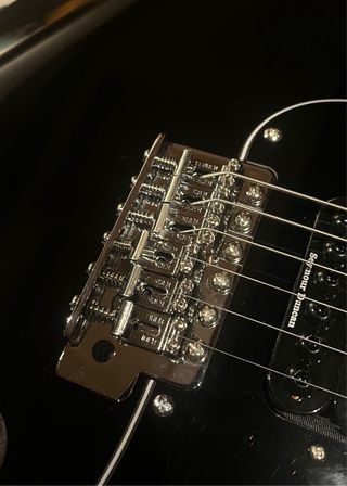 Stratocaster Negra Estilo Tom DeLonge.