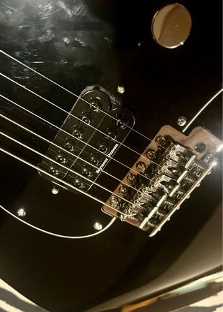 Stratocaster Negra Estilo Tom DeLonge.