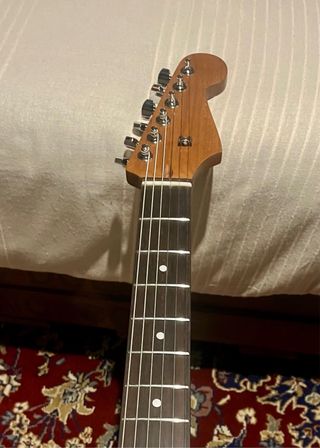 Stratocaster Negra Estilo Tom DeLonge.