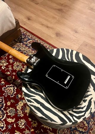 Stratocaster Negra Estilo Tom DeLonge.