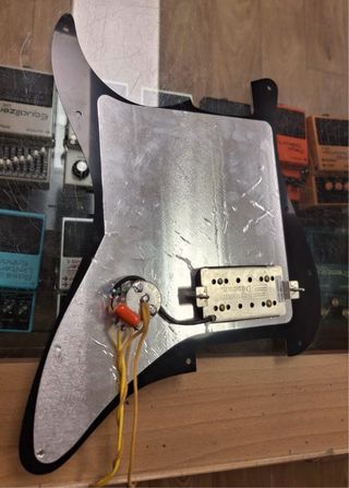 Stratocaster Negra Estilo Tom DeLonge.