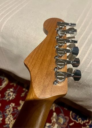 Stratocaster Negra Estilo Tom DeLonge.