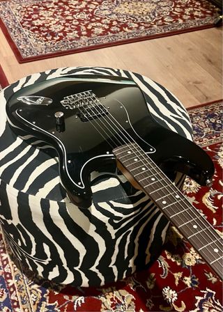 Stratocaster Negra Estilo Tom DeLonge.