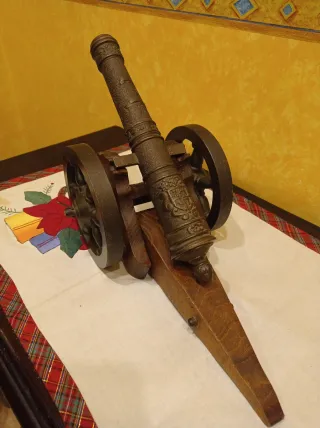 Cañón decorativo de metal y madera