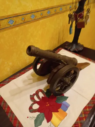 Cañón decorativo de metal y madera