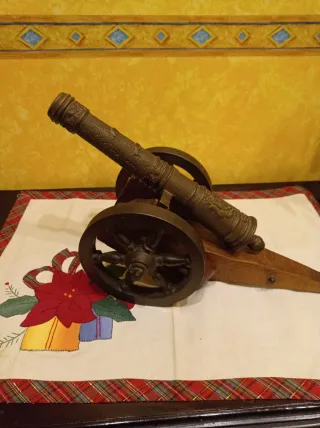 Cañón decorativo de metal y madera