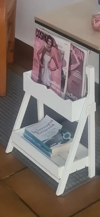 Mini estantería de madera blanca