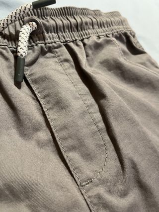Pantalón corto gris con cordón