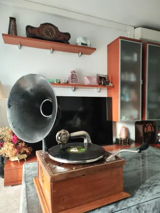 Gramola antigua de madera