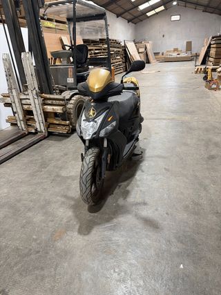 Ciclomotor negro y dorado 49cc