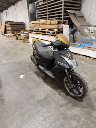 Ciclomotor negro y dorado 49cc