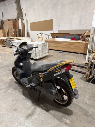 Ciclomotor negro y dorado 49cc