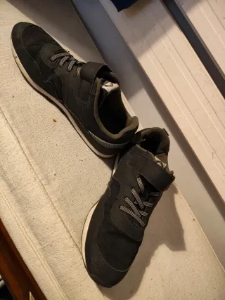 Zapatillas deportivas negras y verde militar