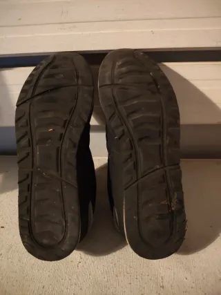 Zapatillas deportivas negras y verde militar