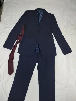 Traje de ceremonia azul marino y corbata