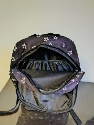 Mochila Roxy Negra con Flores Blancas