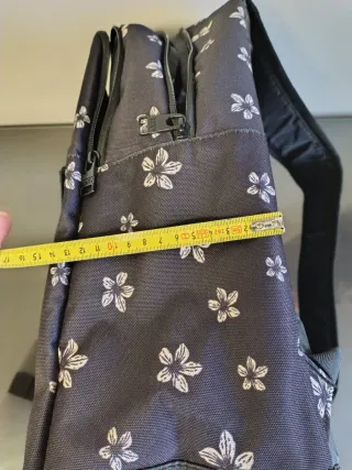 Mochila Roxy Negra con Flores Blancas