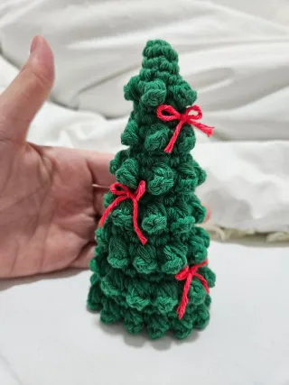 Árbol de crochet con lazos rojos