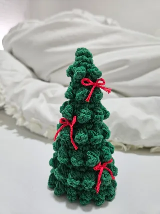 Árbol de crochet con lazos rojos