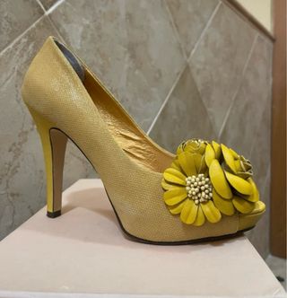 Zapatos de tacón amarillos con flor