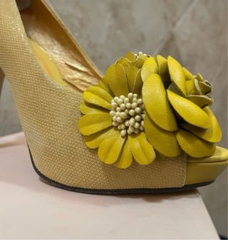 Zapatos de tacón amarillos con flor