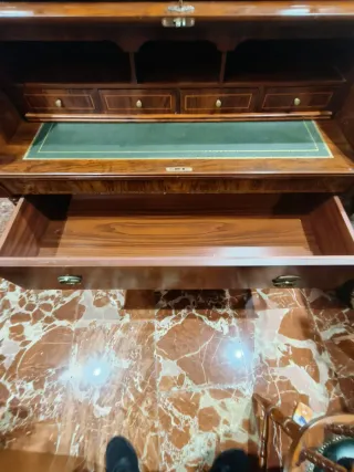 Buró de madera con detalles dorados