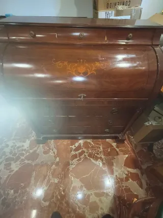 Buró de madera con detalles dorados