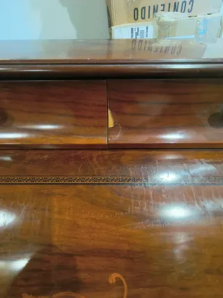 Buró de madera con detalles dorados