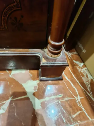 Buró de madera con detalles dorados