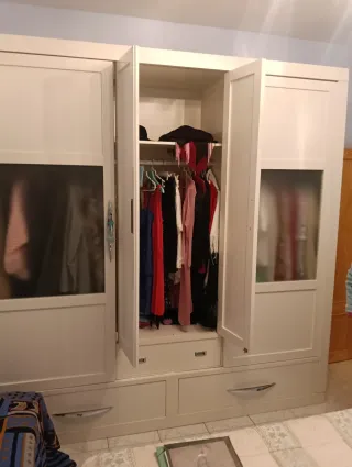 Armario blanco con puertas de cristal