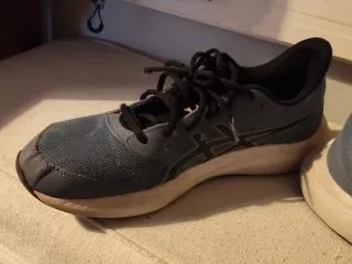 Zapatillas deportivas Asics grises y negras